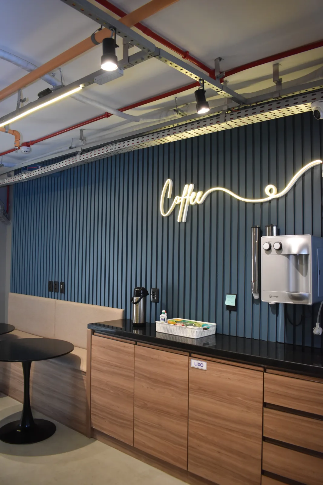 Equipped workspace at Wefoundr Salvador